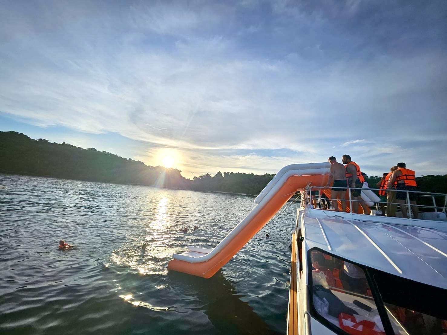 tour-listing-details-slide